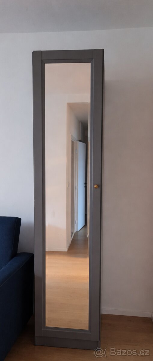 Vysoká šedá skříň se zrcadlem - 2