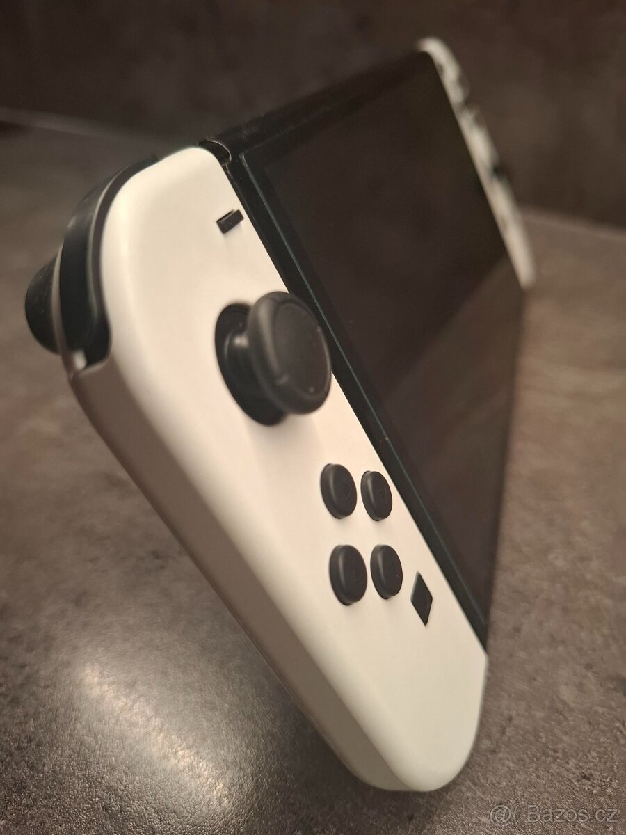 Nintendo Switch OLED + hry a příslušenství - 2
