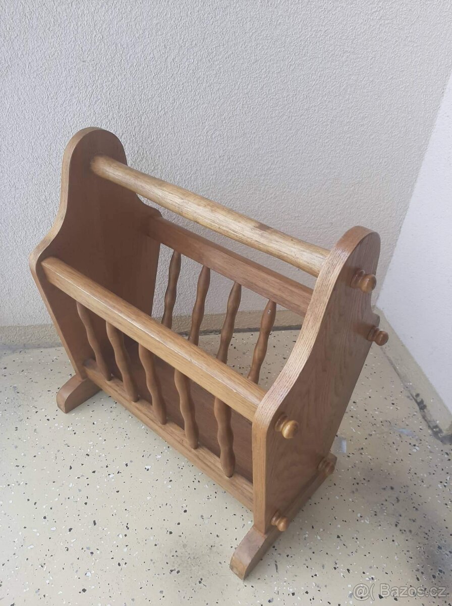 Dřevěný stojan na noviny - 2
