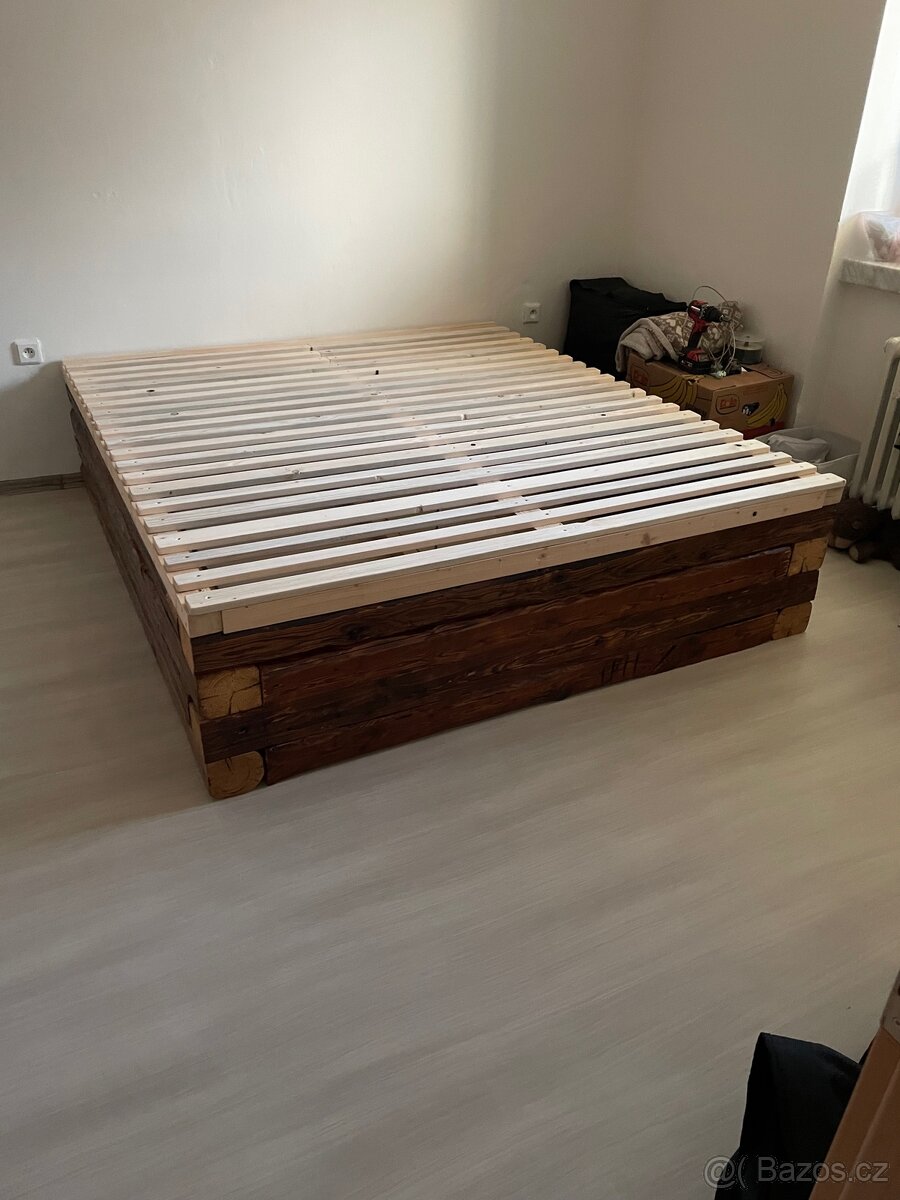 Masivní postel ze střešních trámů - 2