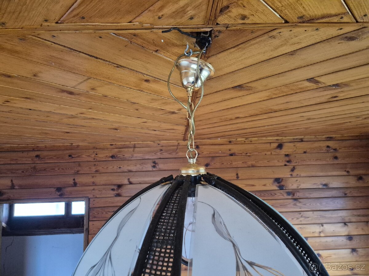 Lustr, světla, radiátory, věšáky, zrcadlo, umyvadlo - 2