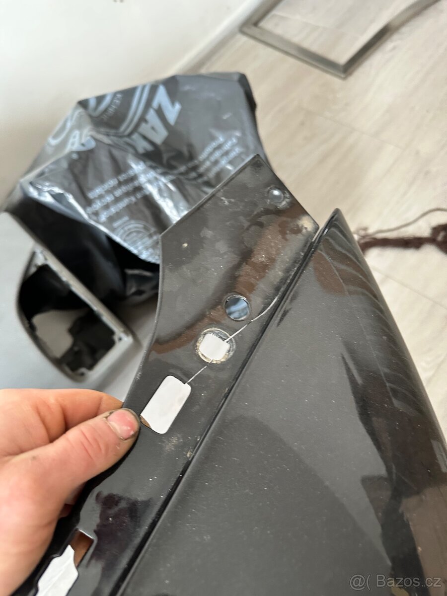 VW Tousreg 7L facelift pravý přední blatník - černá - 2