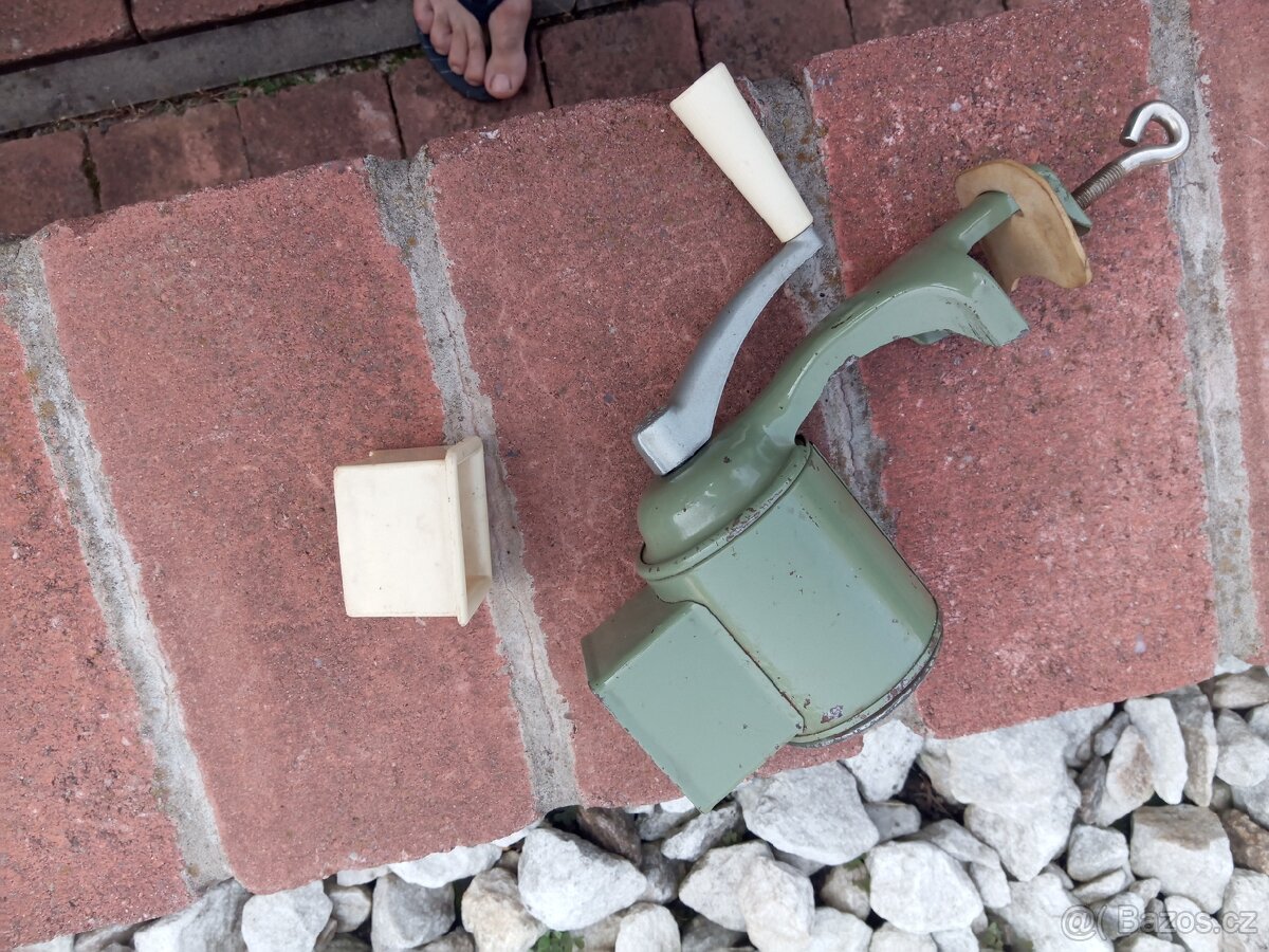 Starožitný mlýnek a závaží - 2