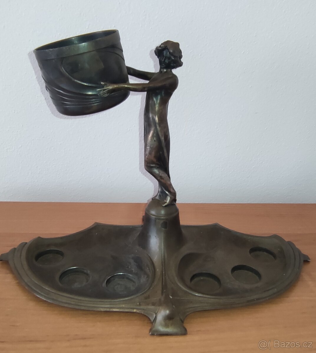 Figurální stojan na likér. - 2