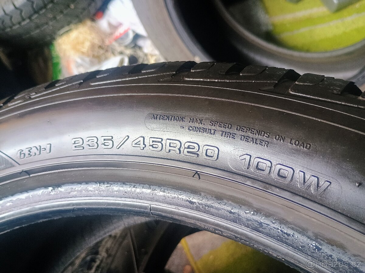 Sada zimních pneu Goodyear 235/45/20 - 2