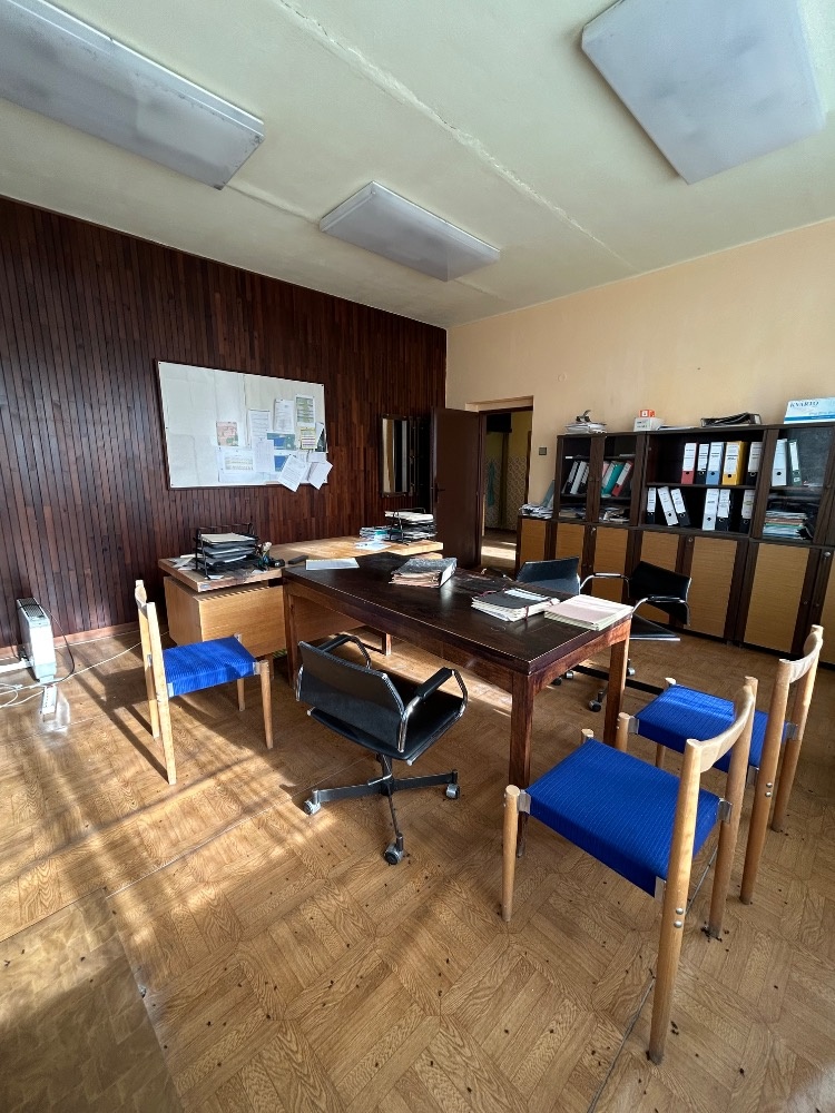 Starý nábytek z kanceláří - 2