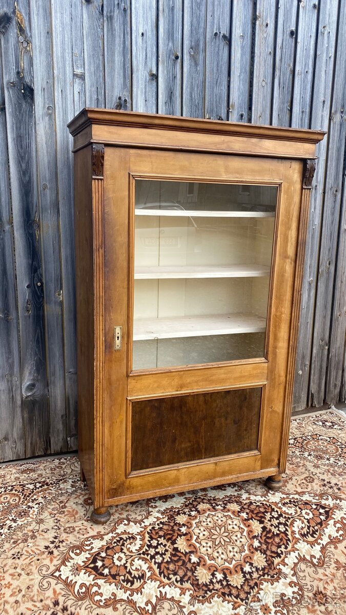 Masivní vitrína - 2