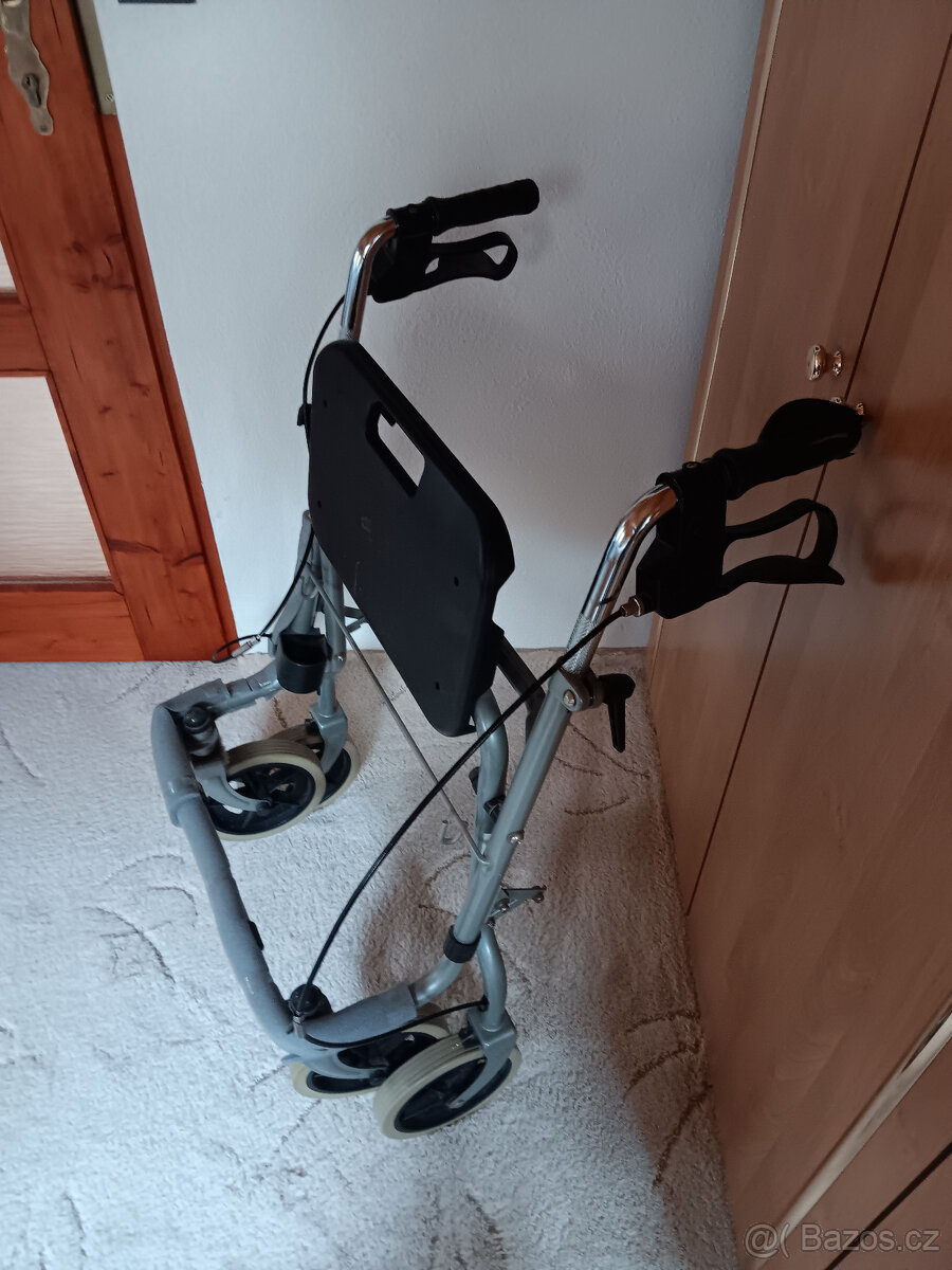 Invalidní chodítko skládací s košíkem. - 2