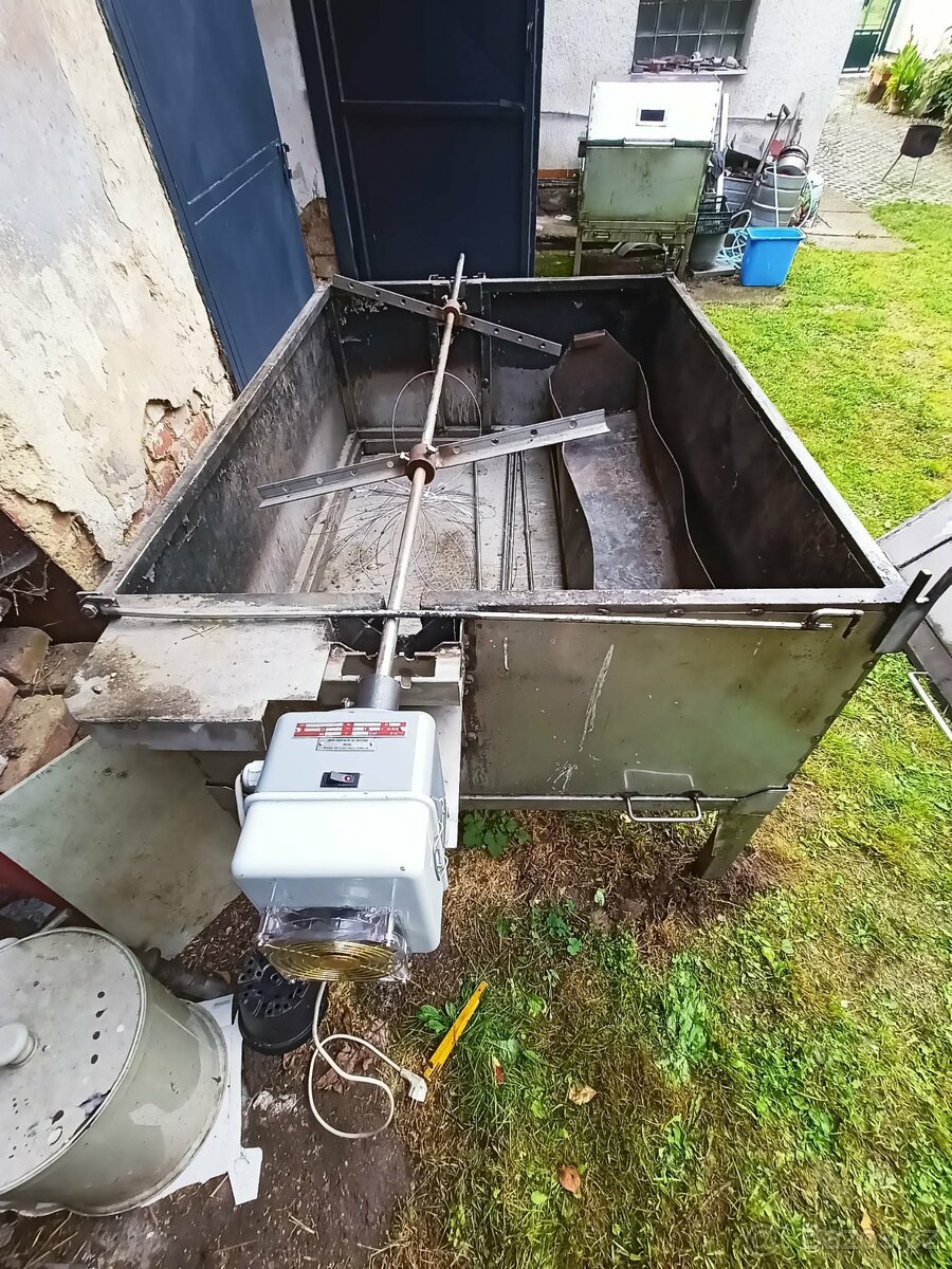 Nerezový gril na prase - 2