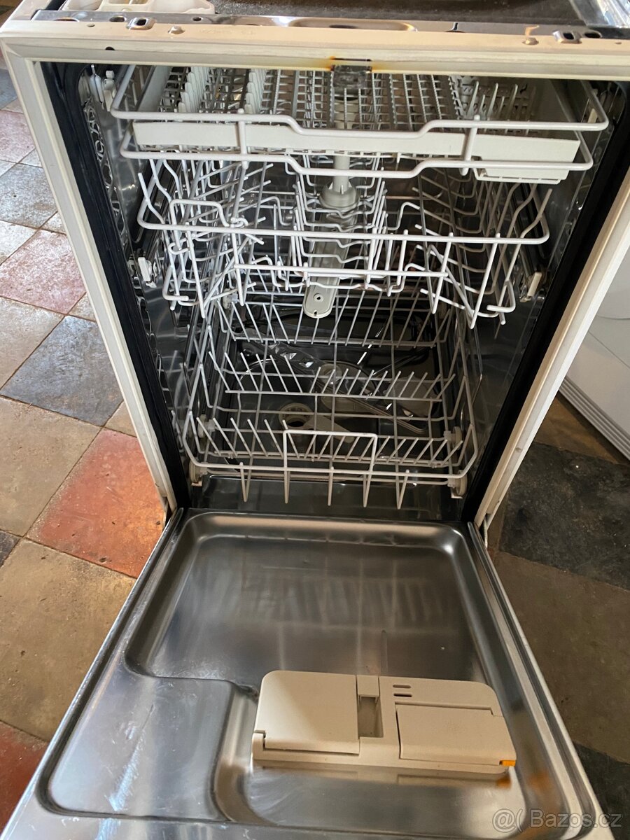 Vestavná černá myčka Miele-45cm - 2