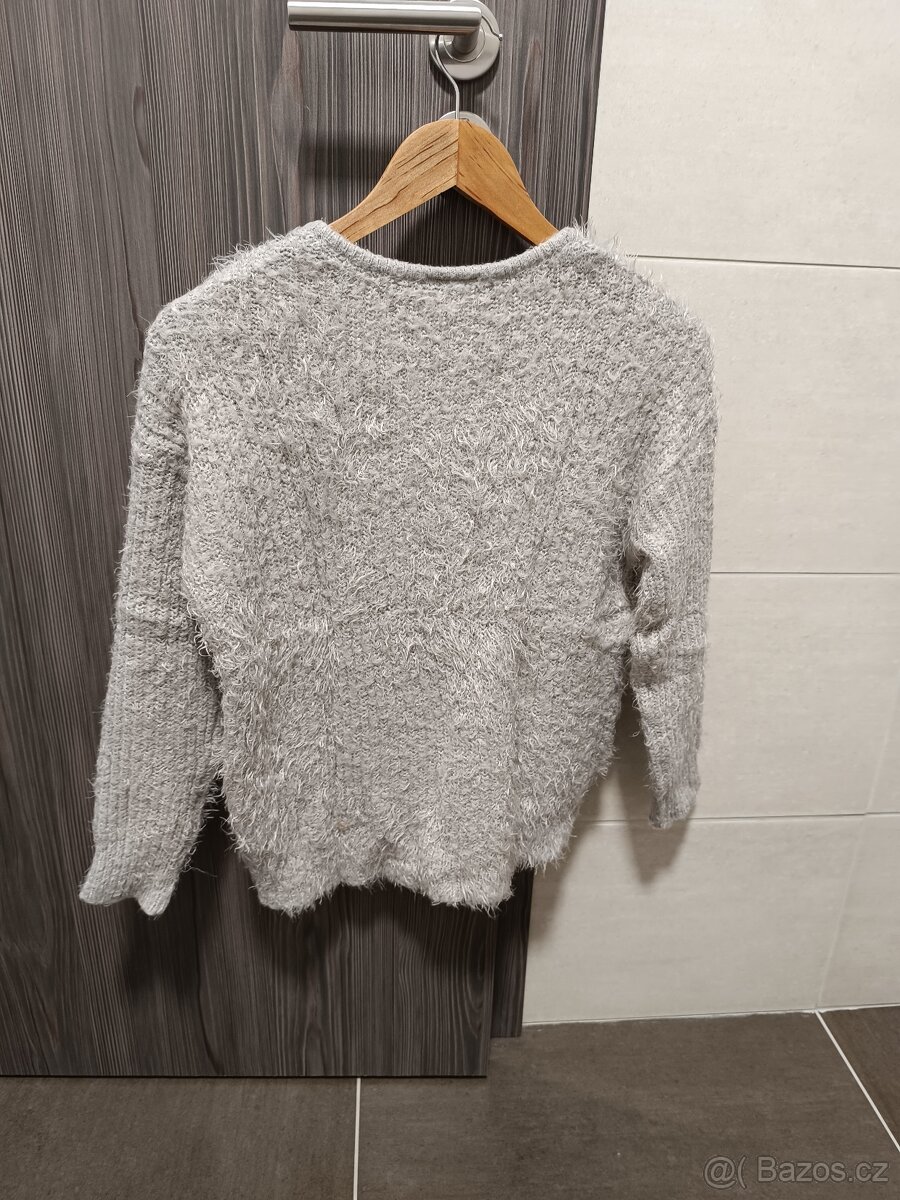 Zimní svetr s výstřihem do V - 2