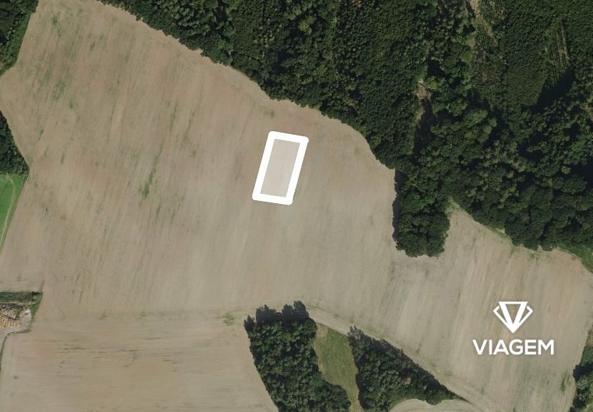 Pole 1 942 m² - 2