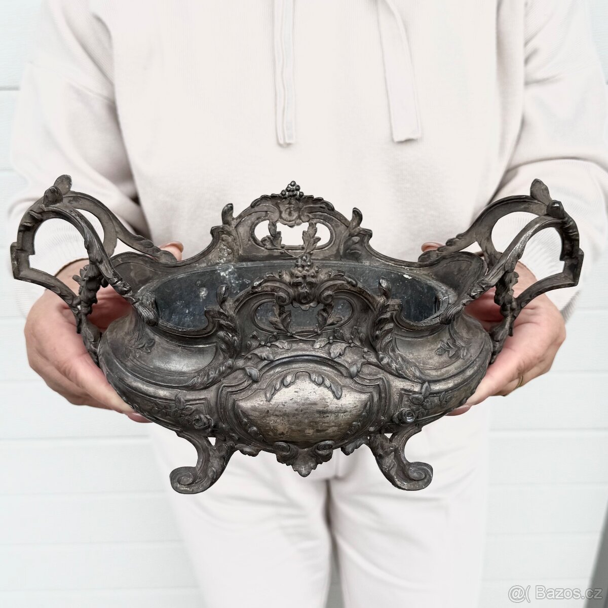 Krásná starožitná  žardiniéra s ružičkama - 2