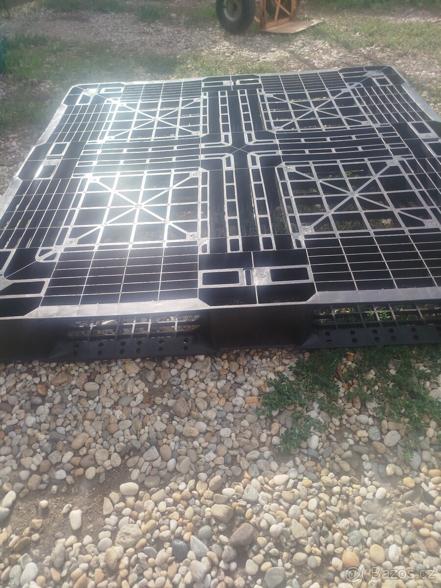 Plastové palety 110x110 - 2