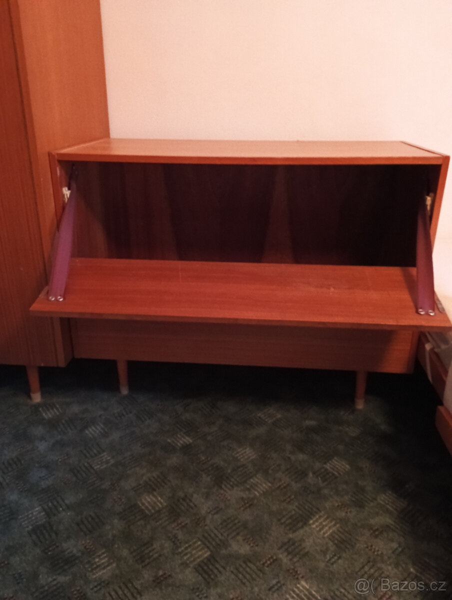 2 peřiňáky,2 skříňky, skříň sektor - 2