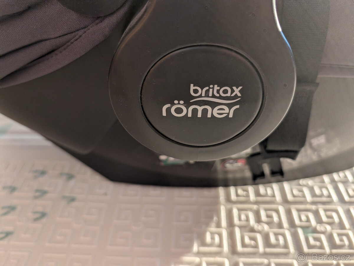 Dvě autosedačky vajíčko se základnami - 2