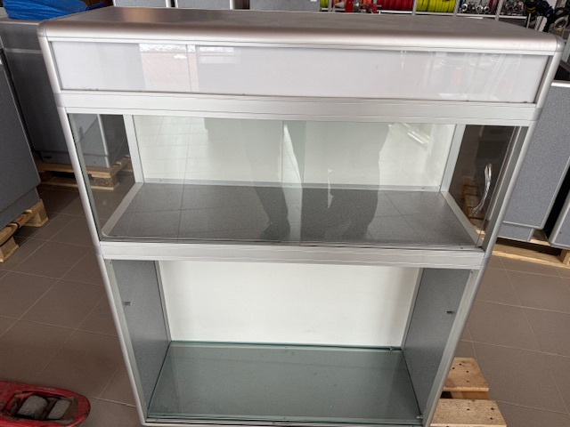 Skříňky, pulty vybavevení prodejny - 2