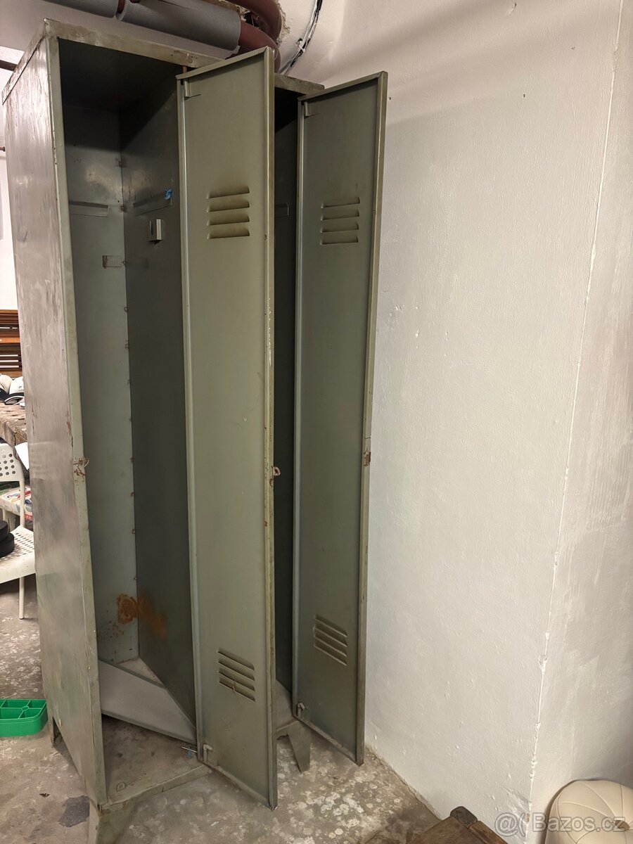 Plechová šatní skříň – za odvoz - 2