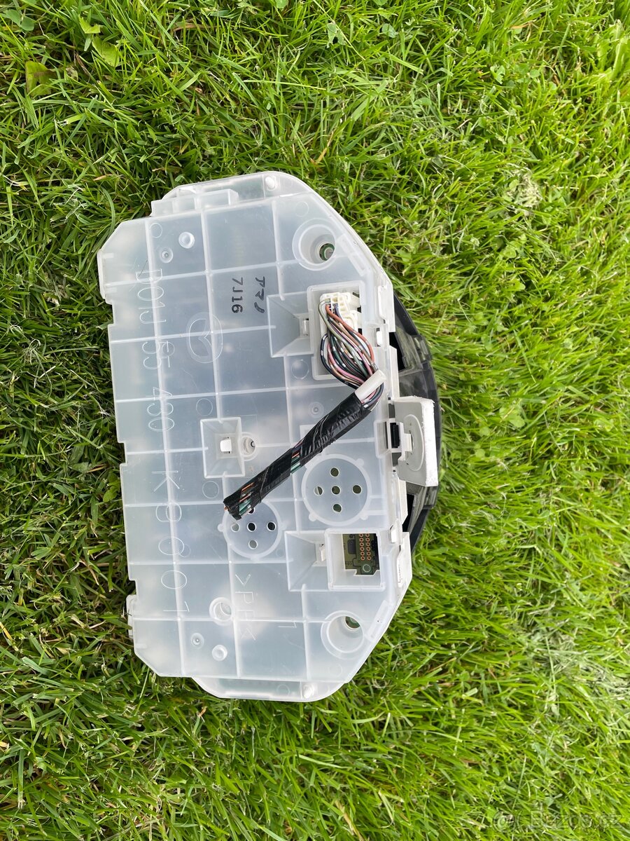 Prodám - Přístroje (budíky) na Mazda 2 rok 2009 - 2