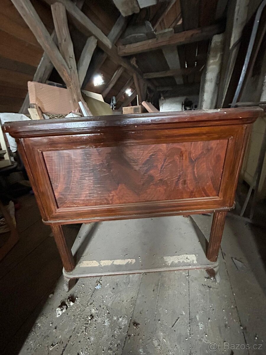 Starý noční stolek - 2
