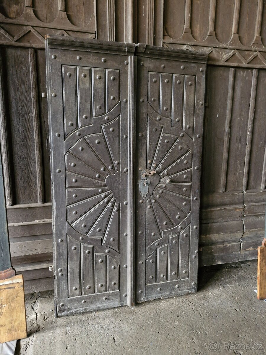 Historické staré dveře - 2