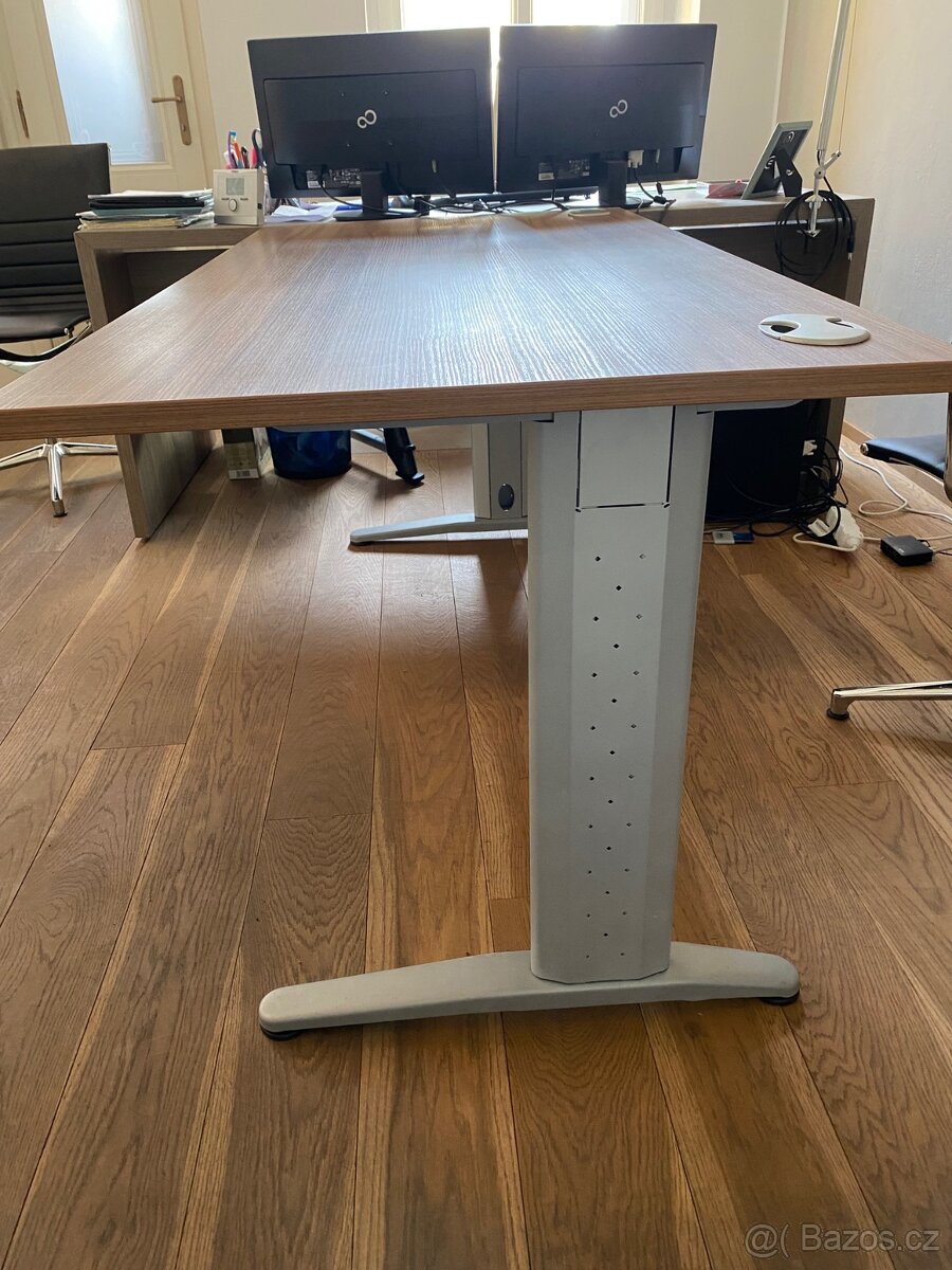Kancelářský stůl - 2