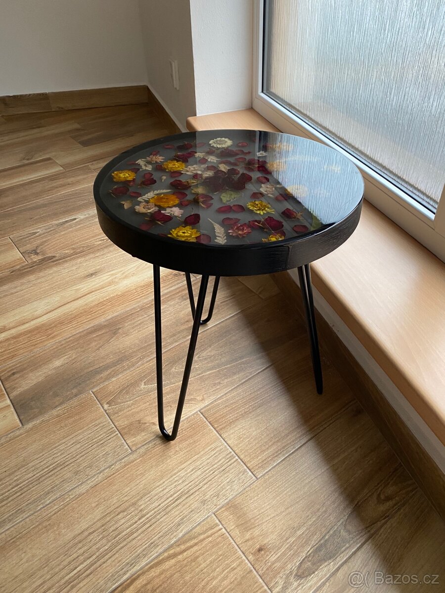 Stoleček s epoxidovou pryskyřicí - 2