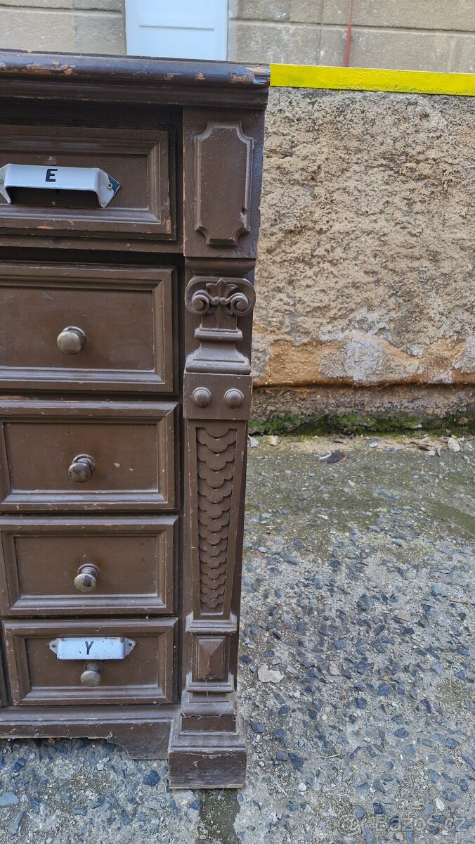 STARÁ LÉKÁRENSKÁ KOMODA - 2