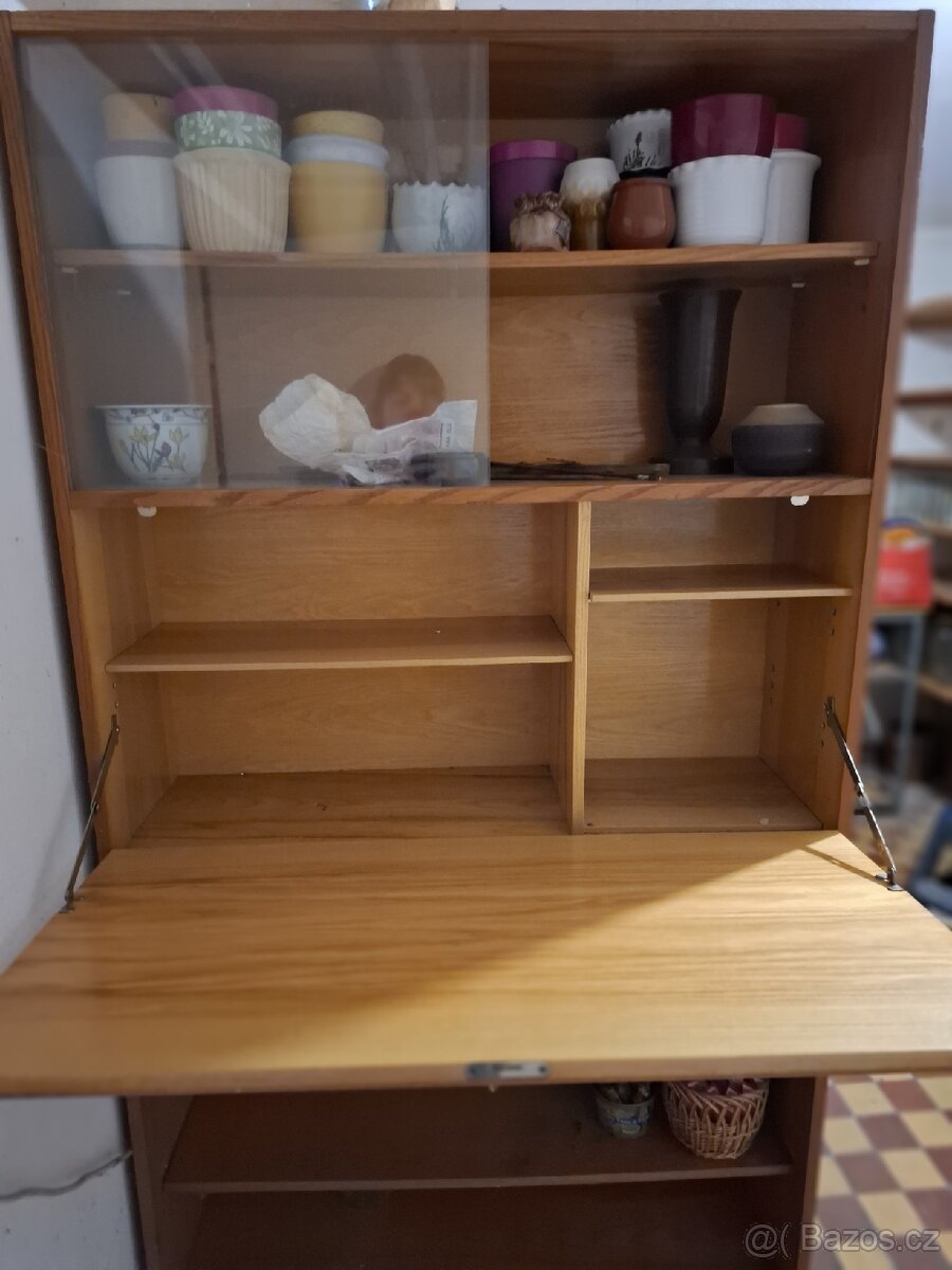 Skrinka se sklem a police - 2