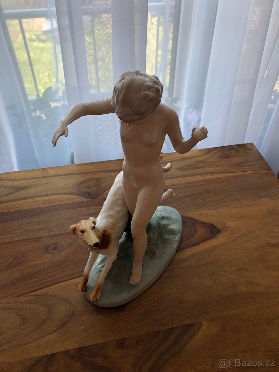 Nadherná socha akt ženy se psem - 2
