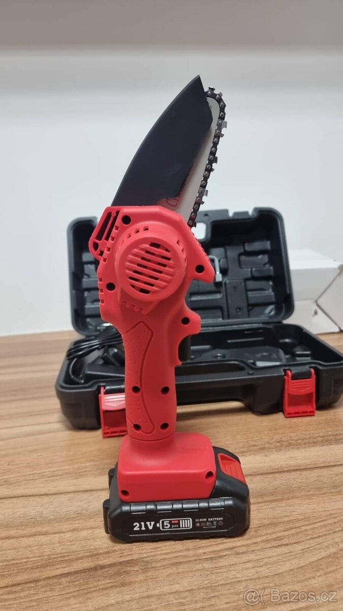 Prodám mini AKU řetězovou pilu na dřevo 21V + 2 baterky - 2
