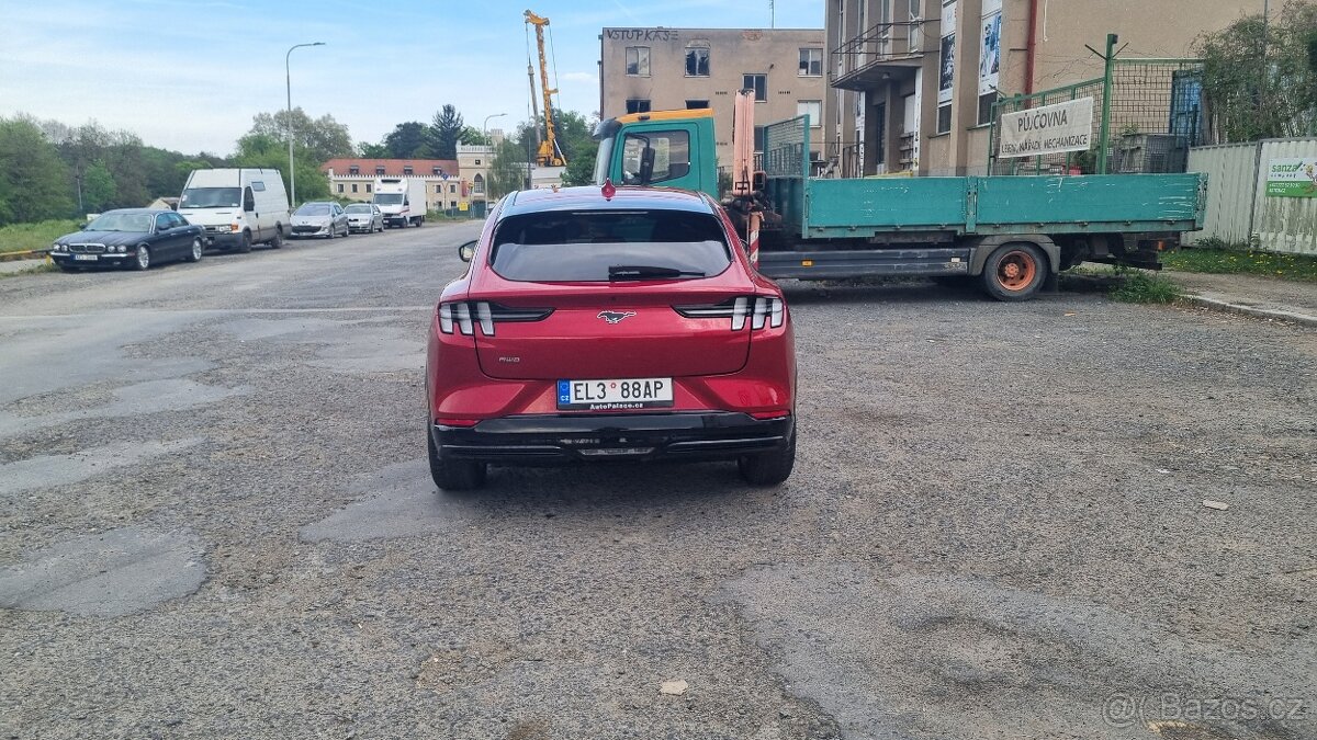 Prodám Ford Mustang Mach E, AWD - 2