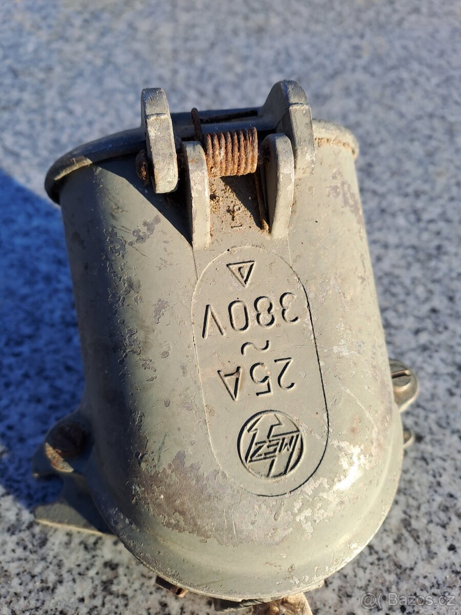 Stará kovová masivní zásuvka pro 380V. - 2