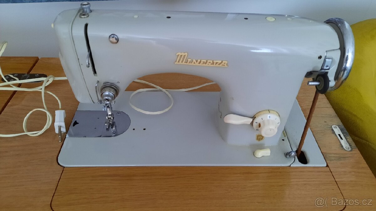 Šlapací skříňový šicí stroj - 2