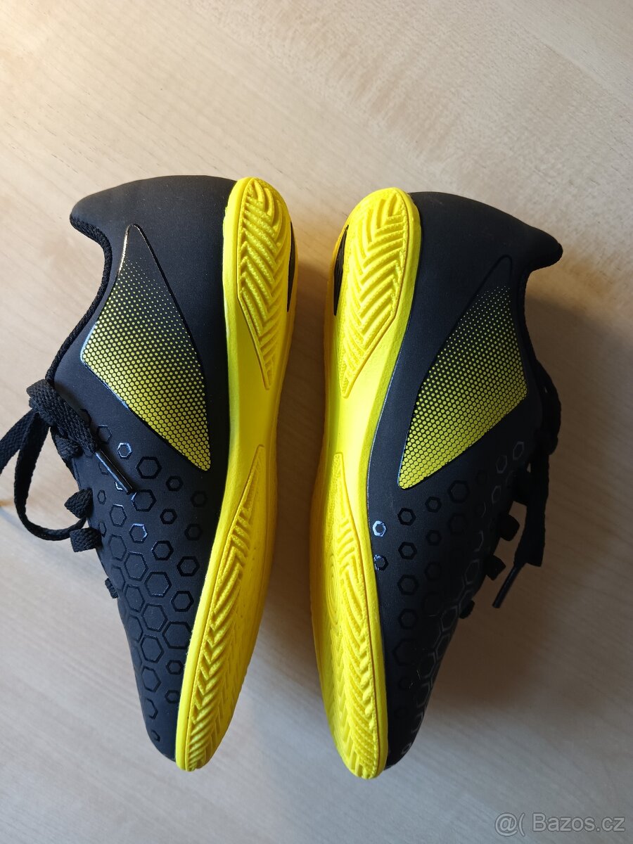 Sálové boty zn. Umbro vel. 32 - NOVÉ - 2