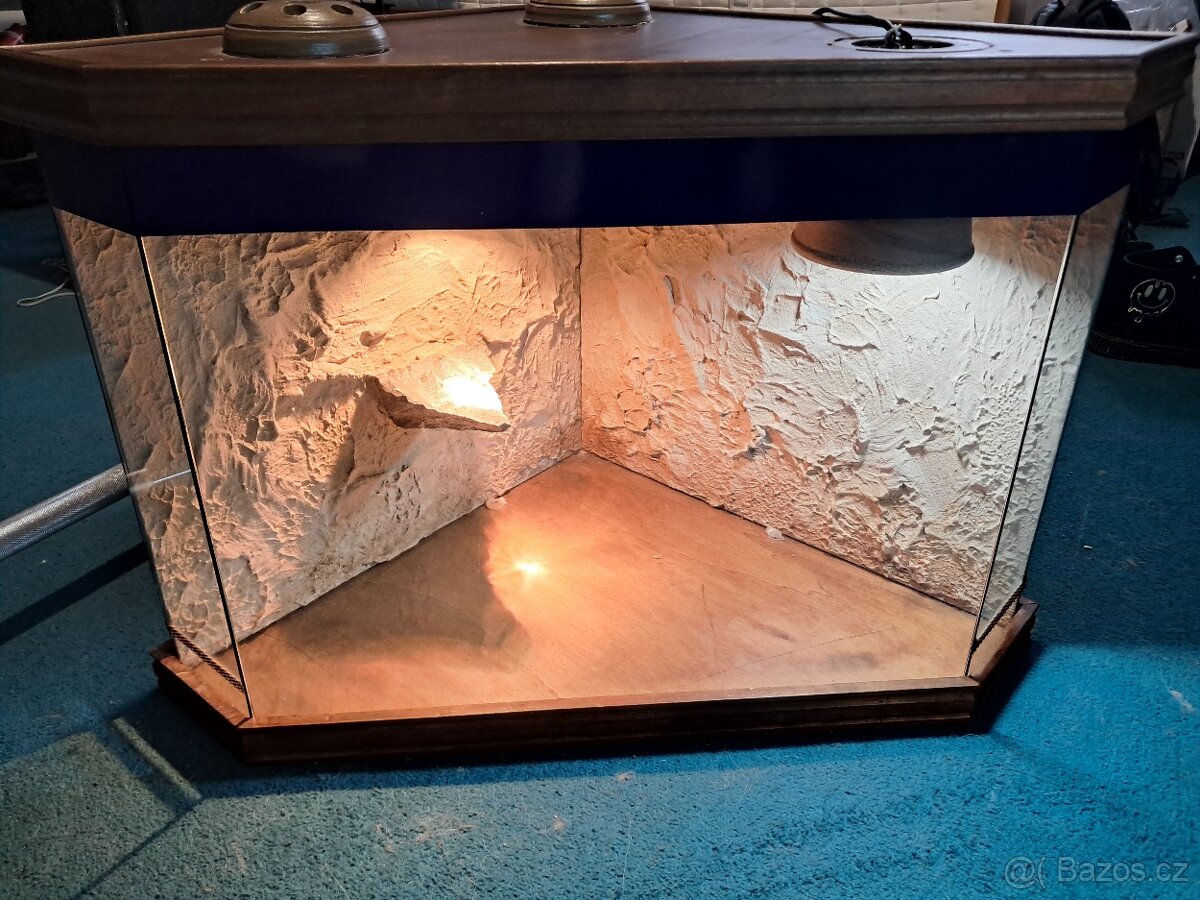 Prodám rohové terárium - 2