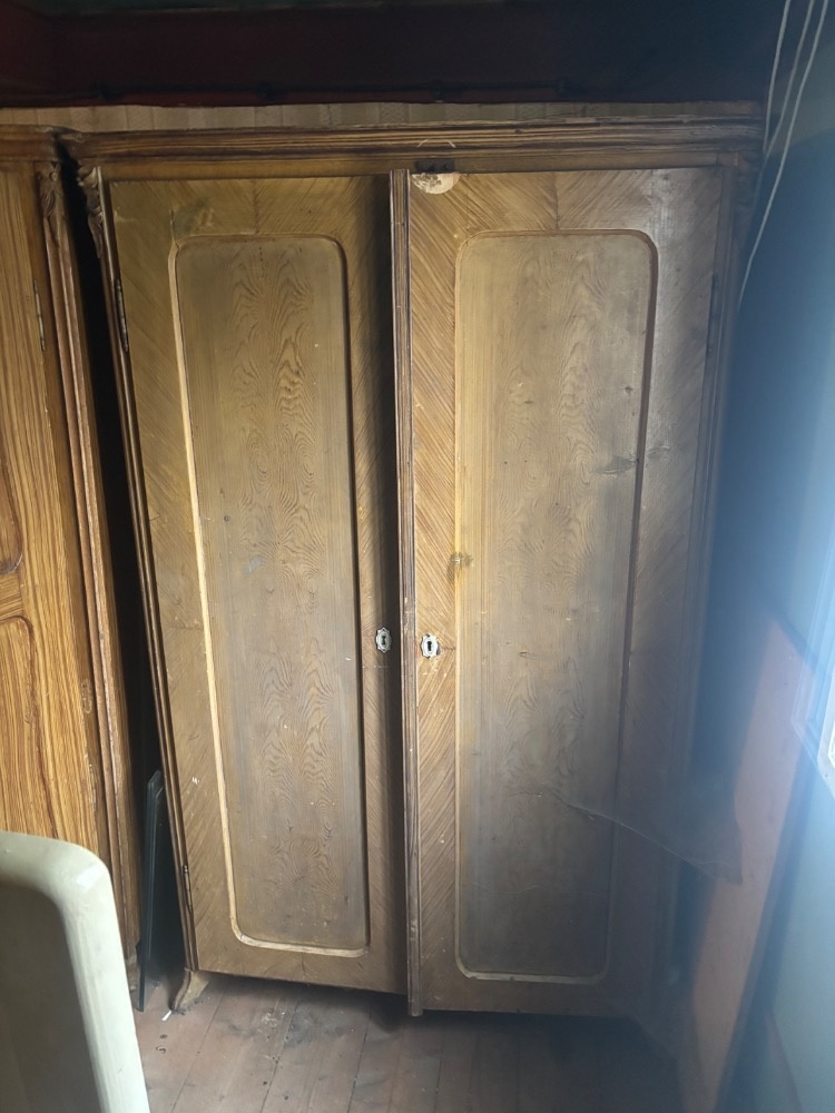 2 zdobené skříně - 2