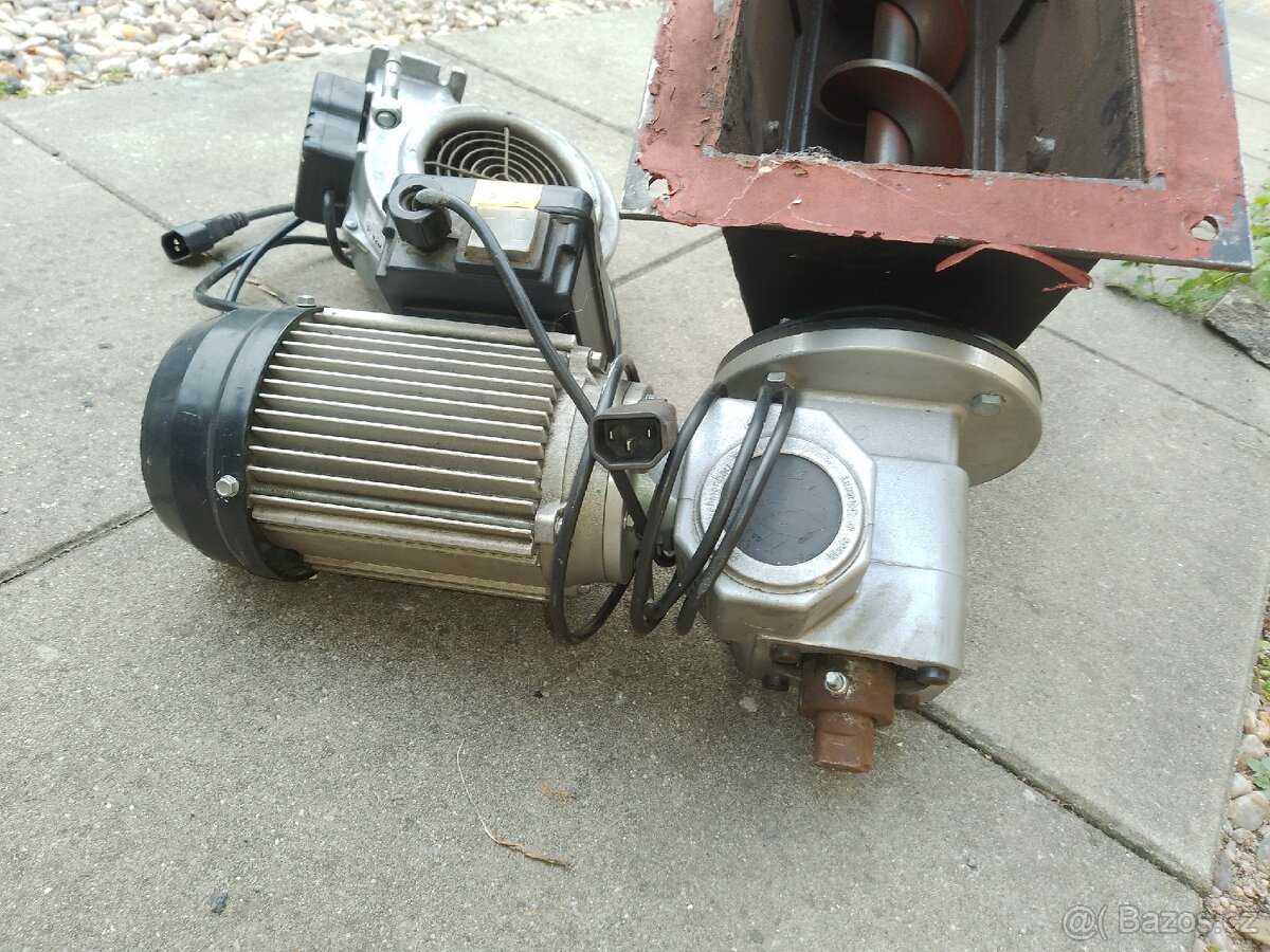 Automatický podavač univerzálního hořáku - 2