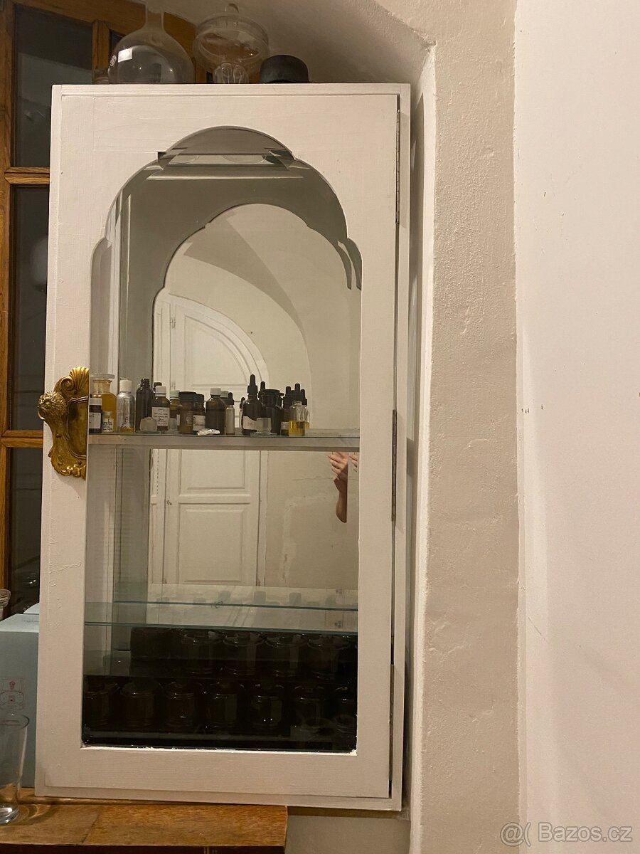 Umělecká závěsná vitrína - 2