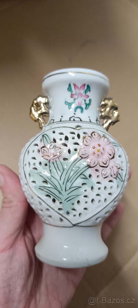 malá porcelánová vázička s prořezávaným dekorem - 2
