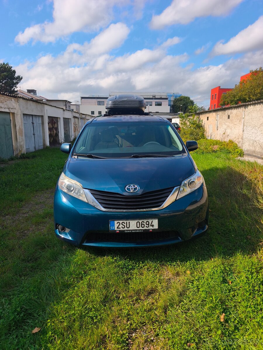 2011 Toyota Sienna LE, 8 místné, automat - 2