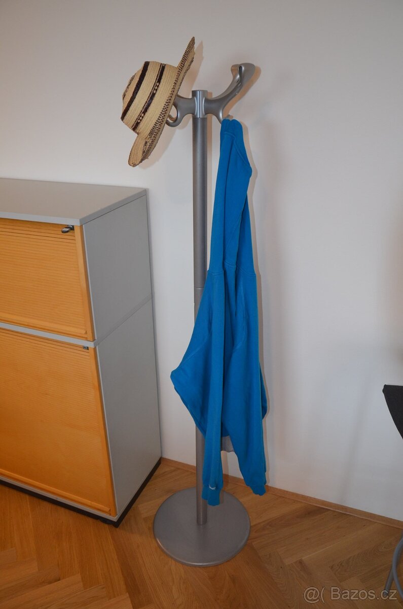 PRODÁM věšák na oblečení kovový šedý - 2