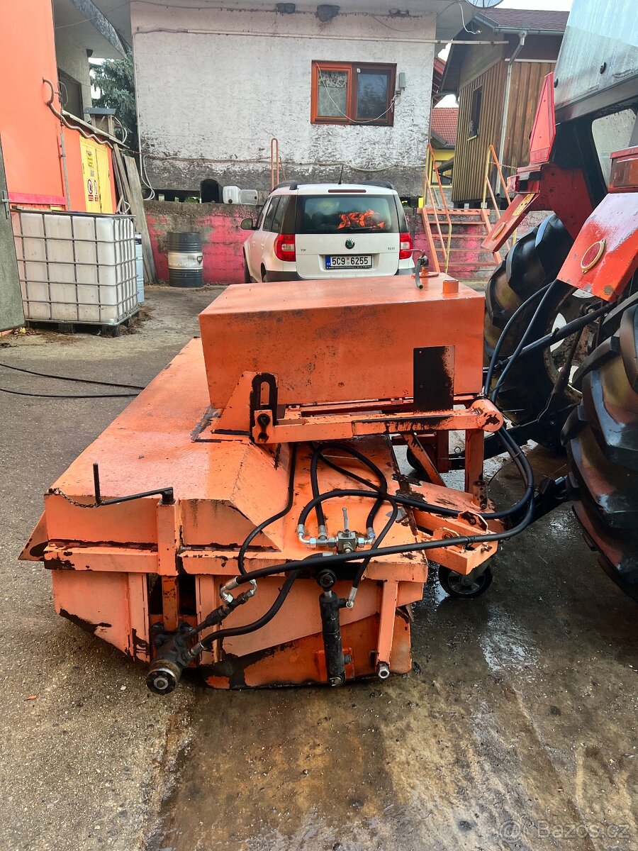 Zametací nesený kartáč za traktor - 2