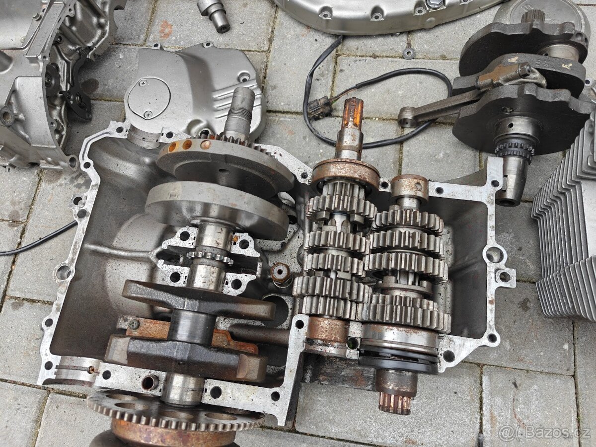 Suzuki GS 500 - motor na díly - 2