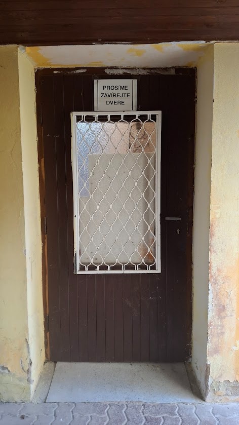 dveře vstupní s mříží - 2