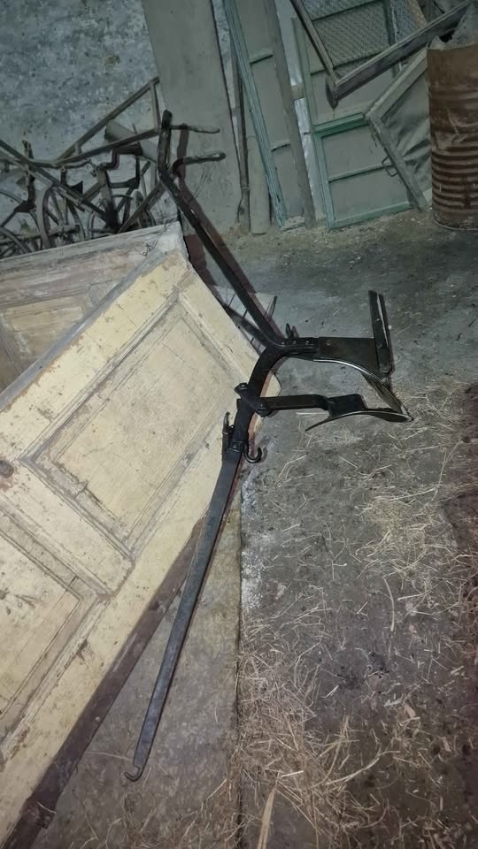 Starý jednoradliční pluh s kolečky - 2