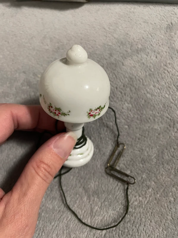 Prvorepubliková porcelánová miniatura lampičky - 2