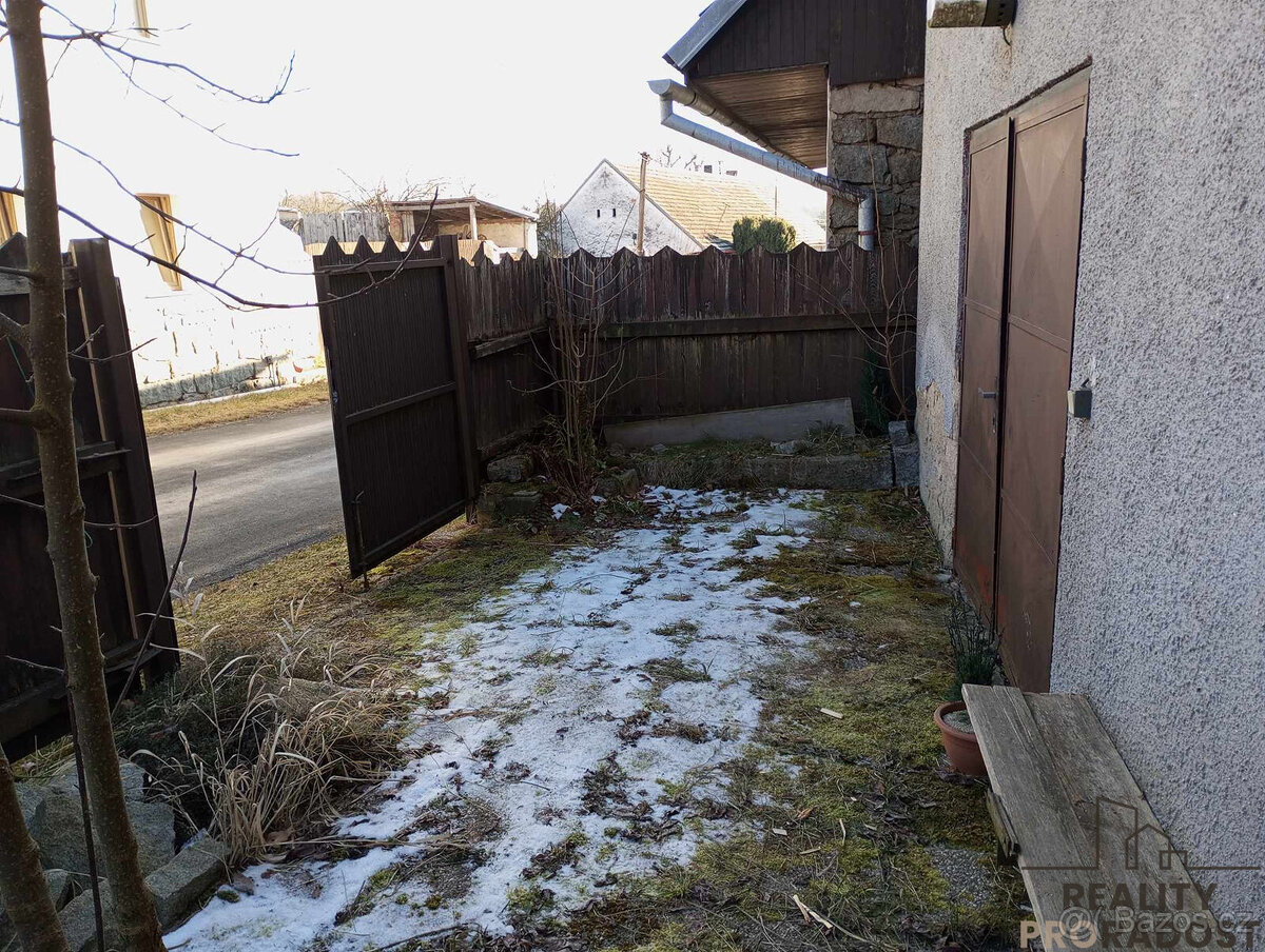 Prodej chalupy 2+1 se dvorem a stodolou v Maňovicích, RD 2+ - 2