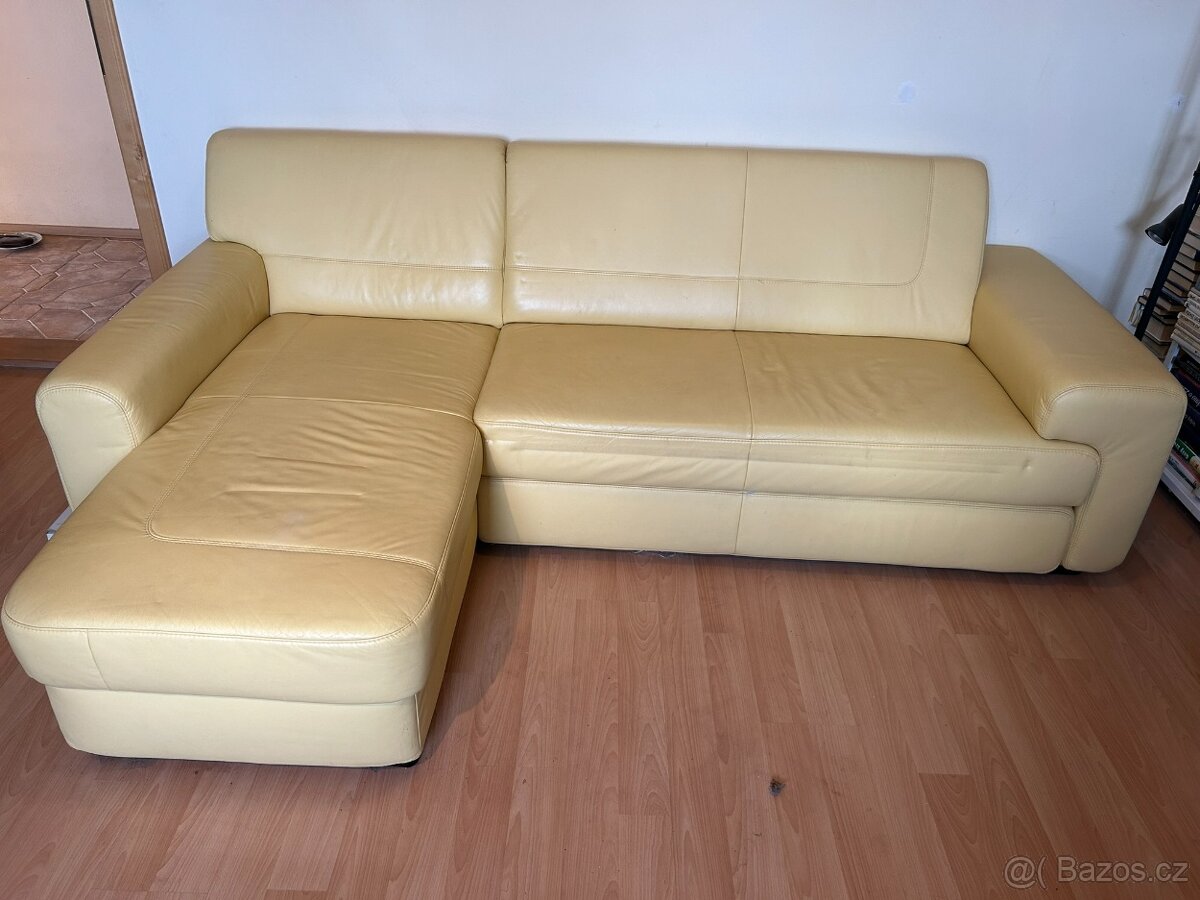 Rozkládací žlutý kožený gauč - 2
