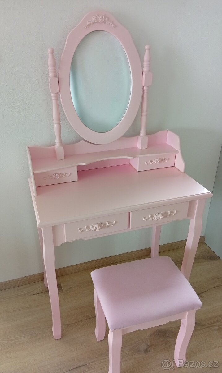Kosmetický stolek - 2